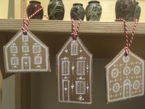 This image has an empty alt attribute; its file name is gingerbread-decorations-1.jpeg